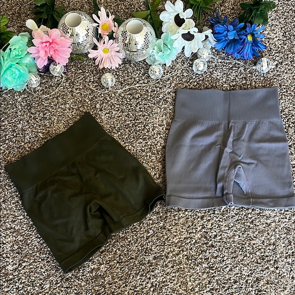 Green and Gray High-Waisted Shorts Set - Picture 2 of 10